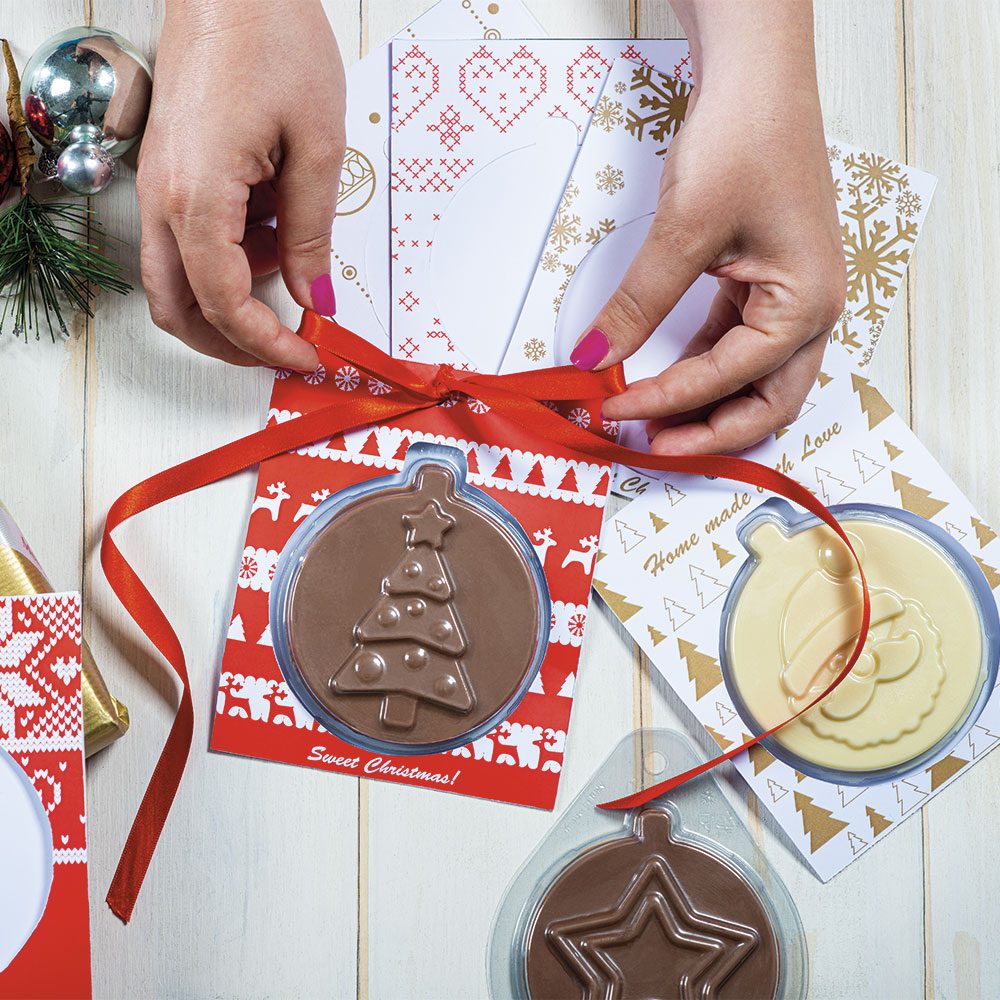 Cartes de Noël avec chocolat en relief dans une boîte en argent